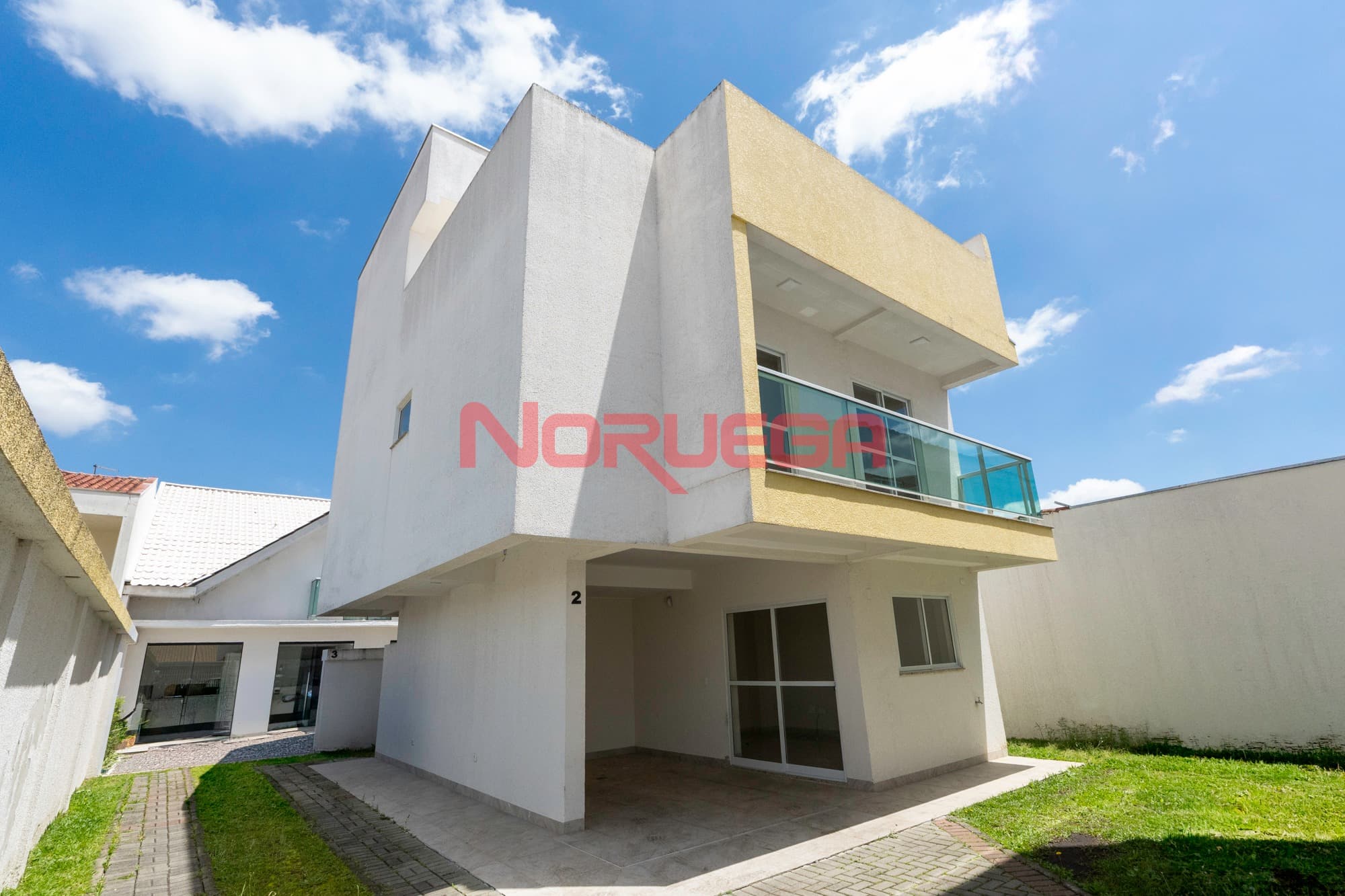 Casa para locação em Curitiba-PR, bairro Pinheirinho: 3 quartos, 1 suíte, 2 salas, 2 banheiros, 1 vaga, 135,99 m². Venha conferir!